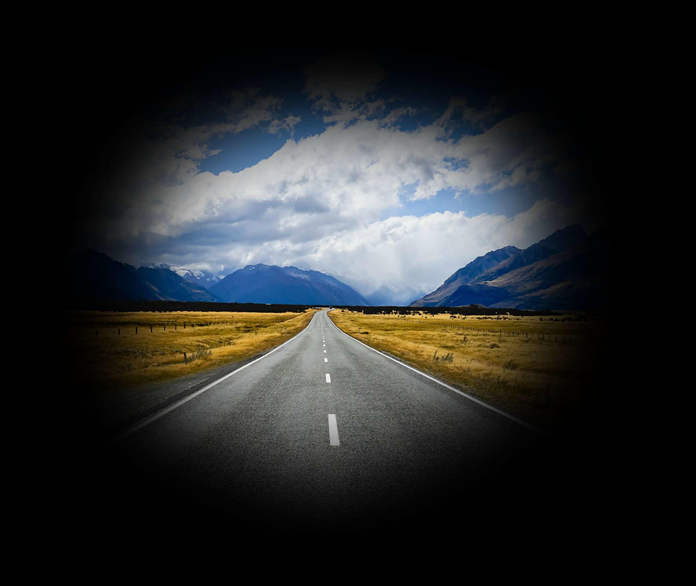 Lange Straße die nur in der Mitte des Bildes rund sichtbar ist, er Rest ist schwarz