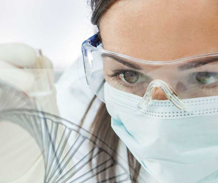 Labormitarbeiterin untersucht eine Probe Labormitarbeiterin untersucht eine Probe