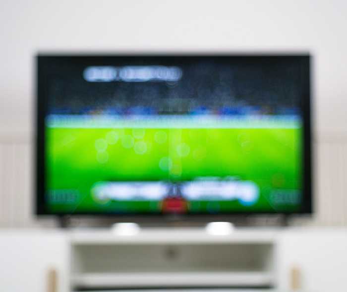 Ein sehr unscharfer Fernseher, der durch den Verlust der Sehschärfe nicht mehr richtig erkannt wird