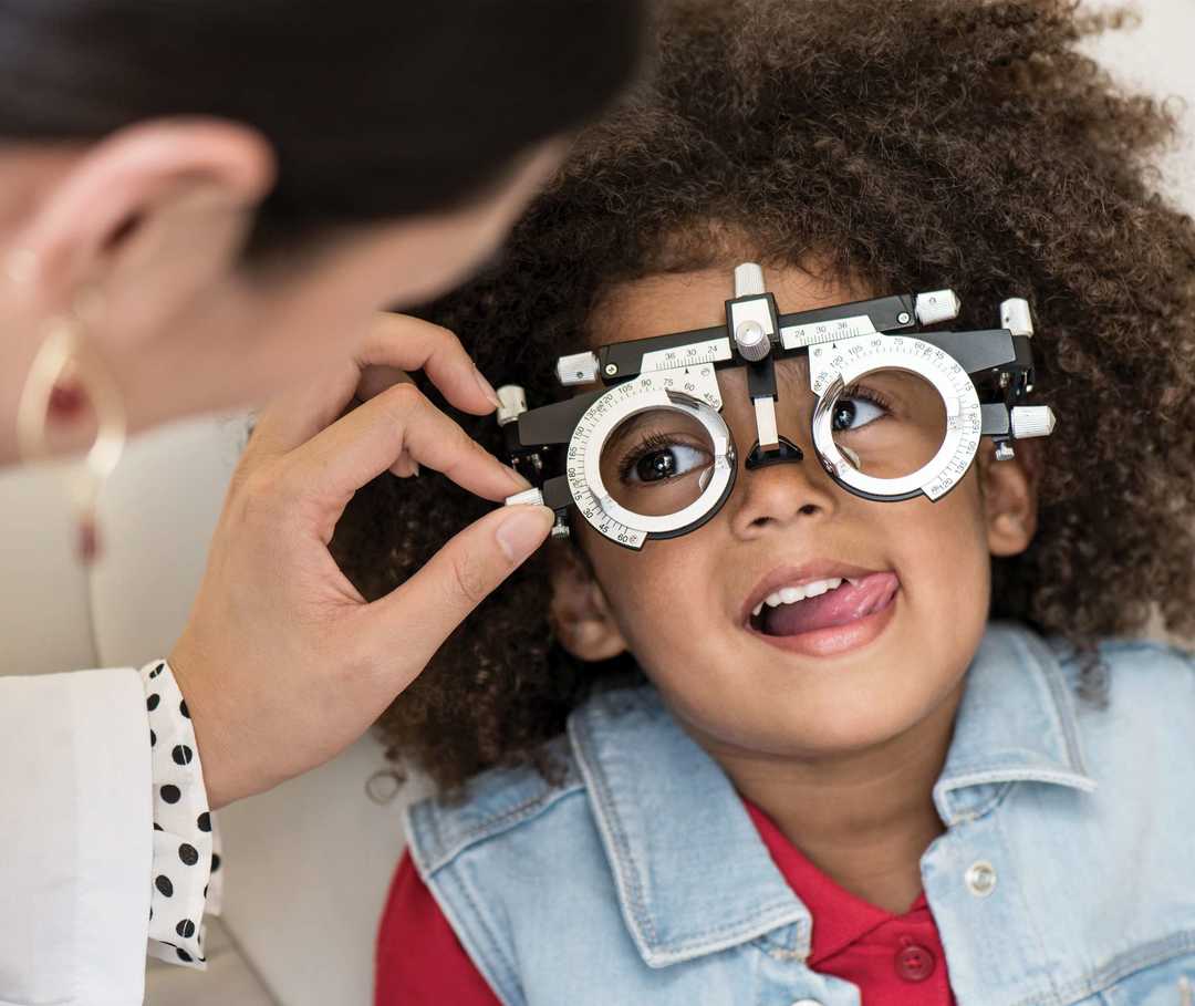 Kind bei einem Sehtest mit einer Messbrille