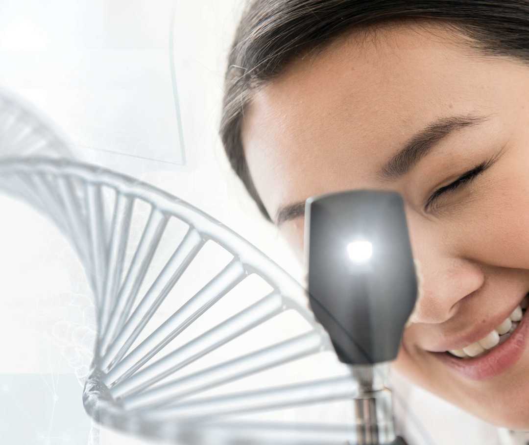 Eine Frau schaut durch ein Messgerät