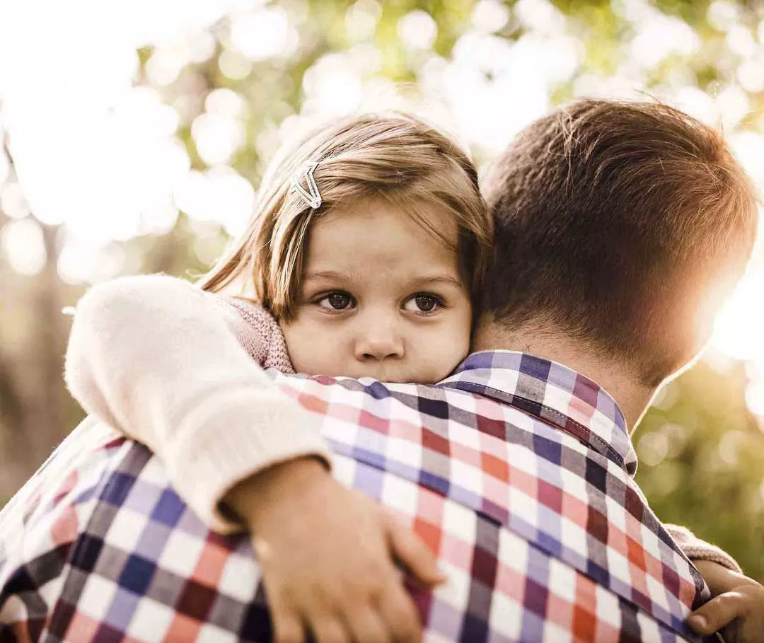 Ein Vater hält seine Tochter auf dem Arm